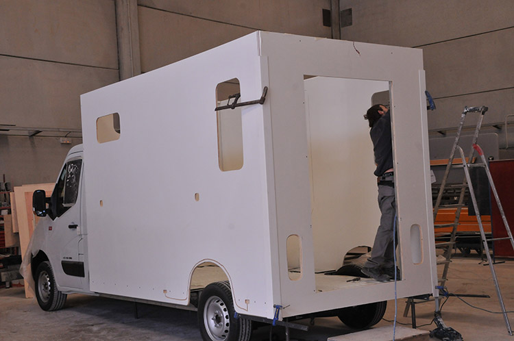 Carrosserie Ameline es el especialista de la fabricación o del acondicionamiento de vanes para el transporte de caballo